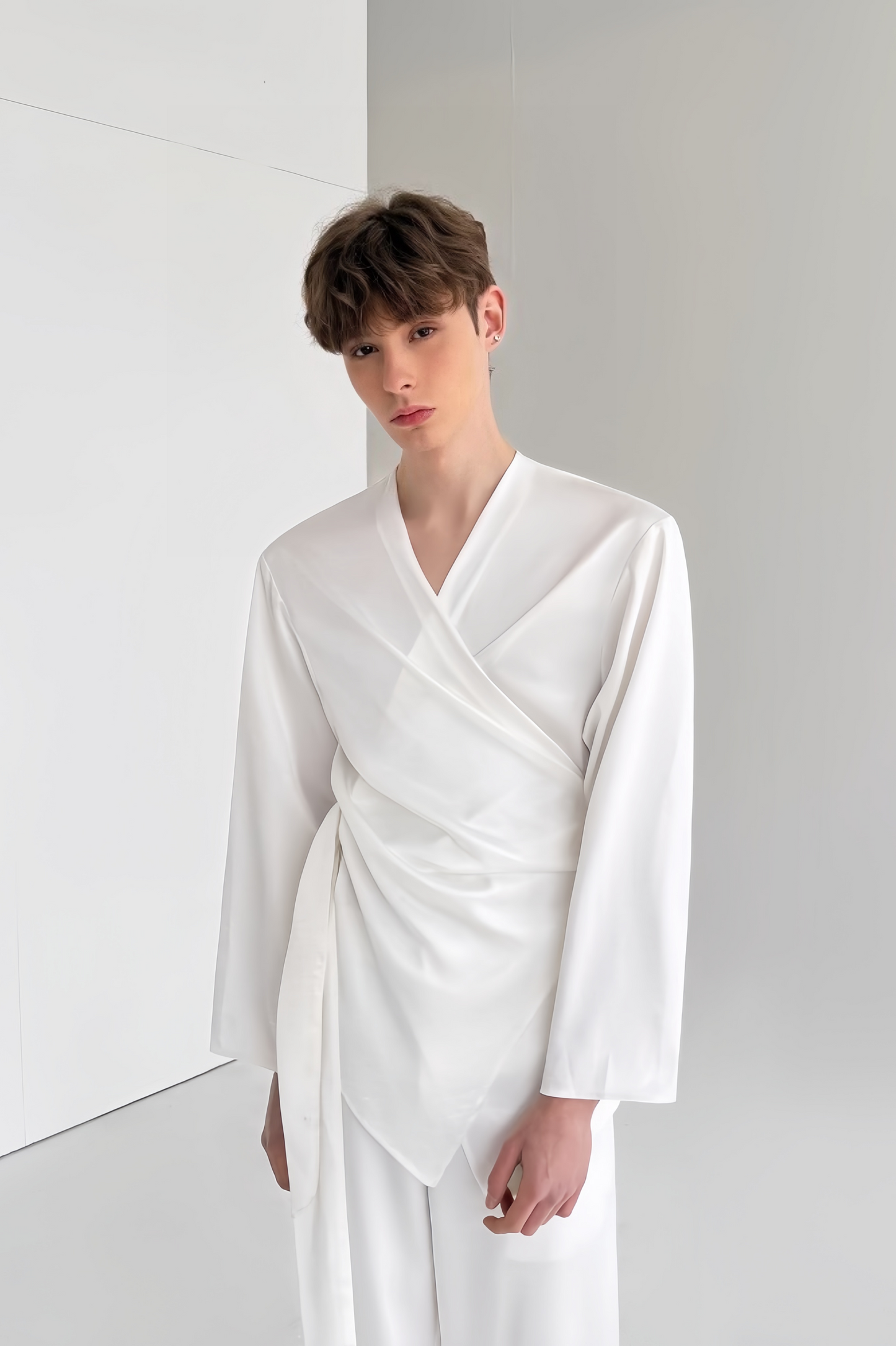 Gaspard white self-tie detail suit