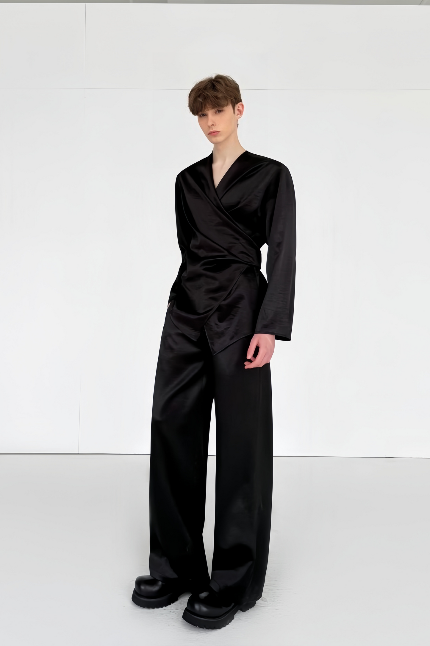 Gaspard black self-tie detail suit