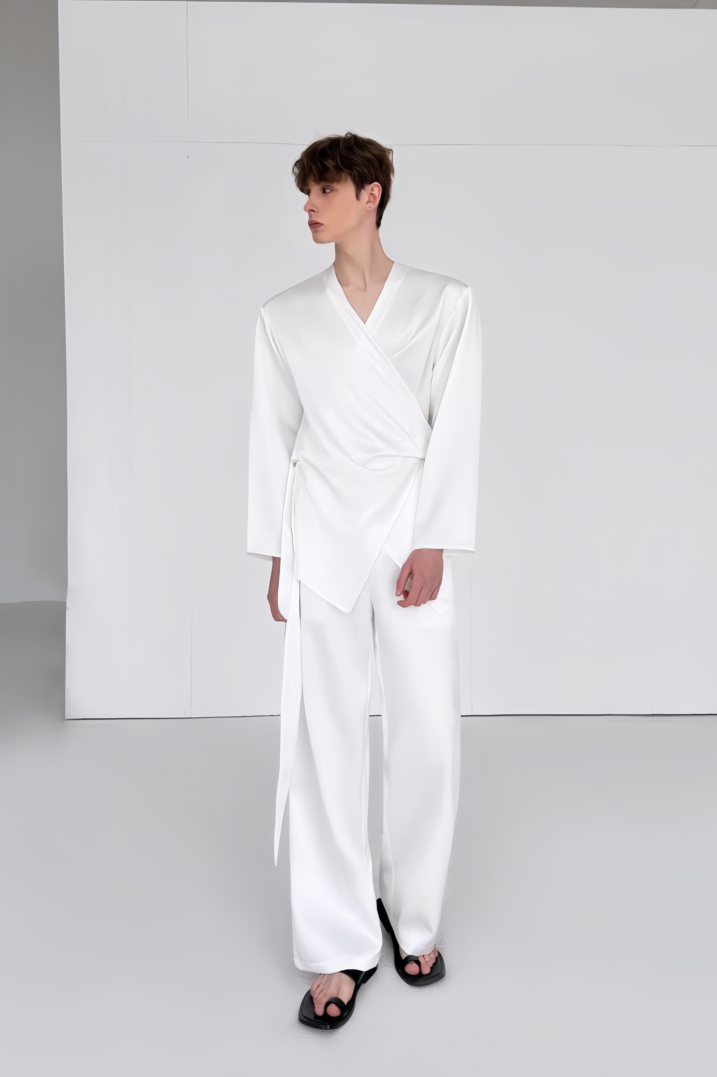 Gaspard white self-tie detail suit