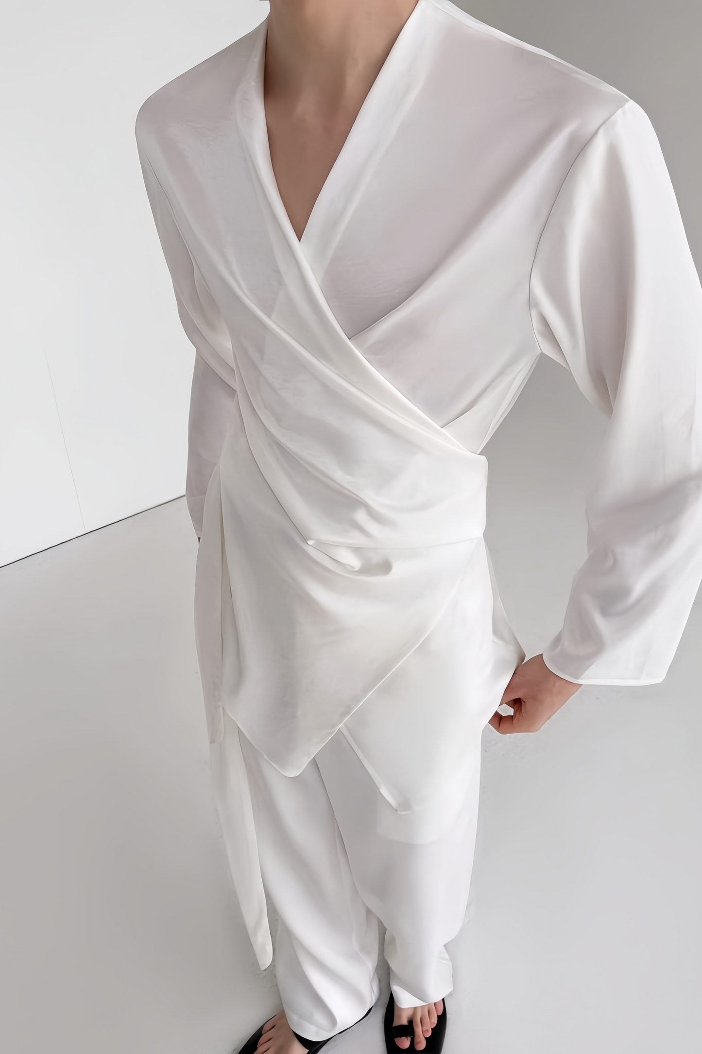 Gaspard white self-tie detail suit
